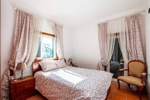 Casa Rústica T2 com Grande Terreno