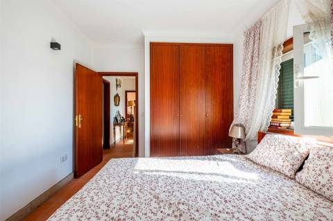 Casa Rústica T2 com Grande Terreno