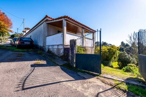 Casa Rústica T2 com Grande Terreno