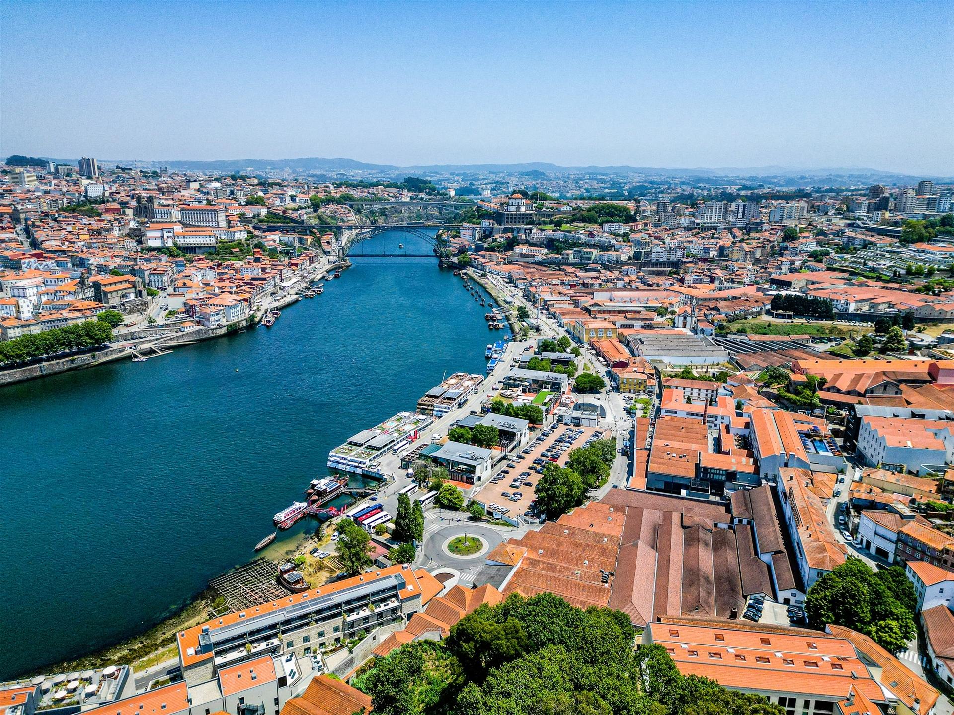 Apartamento T2 para Arrendamento, zona histórica de gaia, com piscina, spa e vista panorâmica