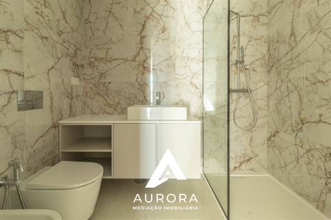 Apartamento T3 varanda Poente 117m2 área útil Garagem Box 2 viaturas