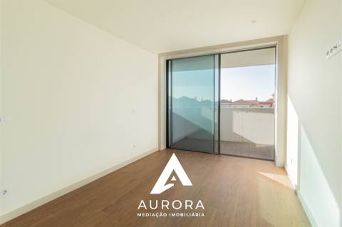 Apartamento T3 varanda Poente 117m2 área útil Garagem Box 2 viaturas