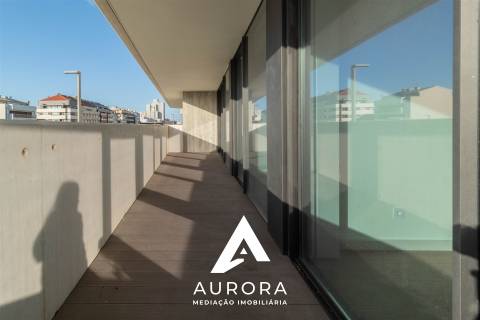 Apartamento T3 varanda Poente 117m2 área útil Garagem Box 2 viaturas