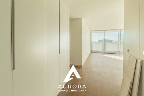 Apartamento T3 varanda Poente 117m2 área útil Garagem Box 2 viaturas