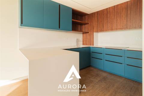 Apartamento T3 varanda Poente 117m2 área útil Garagem Box 2 viaturas