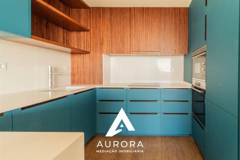 Apartamento T3 varanda Poente 117m2 área útil Garagem Box 2 viaturas