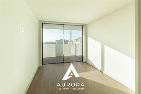 Apartamento T3 varanda Poente 117m2 área útil Garagem Box 2 viaturas