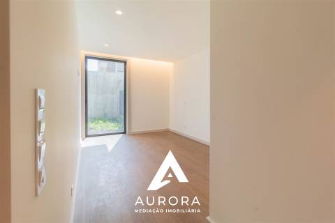 Apartamento T2 100 metros da praia c/ terraço de 37m2