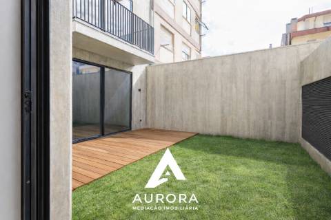 Apartamento T2 100 metros da praia c/ terraço de 37m2