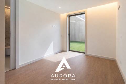 Apartamento T2 100 metros da praia c/ terraço de 37m2