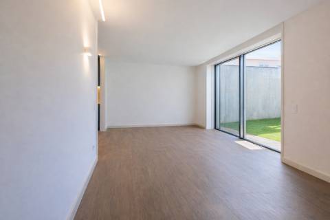 Apartamento T2 100 metros da praia c/ terraço de 37m2