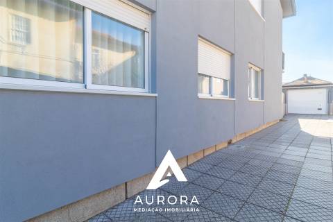 Andar Moradia T2+T1 renovado piscina/jardim Espinho lote 843m2