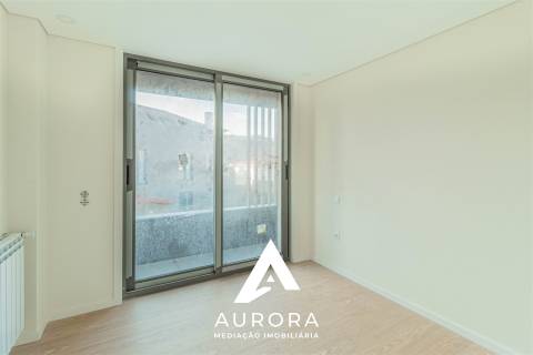 Apartamento T2 Nascente/Sul  94.80m2 úteis Espinho, terraço de 22.97m2 e 1 lugar garagem