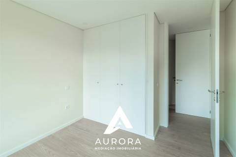 Apartamento T2 Nascente/Sul  94.80m2 úteis Espinho, terraço de 22.97m2 e 1 lugar garagem