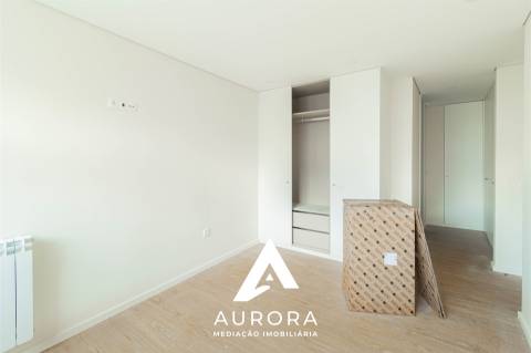 Apartamento T2 Nascente/Sul  94.80m2 úteis Espinho, terraço de 22.97m2 e 1 lugar garagem