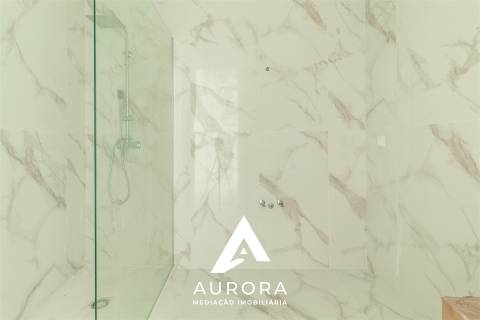 Apartamento T2 Nascente/Sul  94.80m2 úteis Espinho, terraço de 22.97m2 e 1 lugar garagem