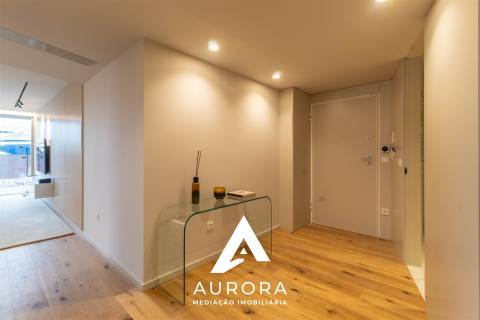 Apartamento T3 - 130m2 úteis - Garagem box - Varanda na sala (sul) 30m2