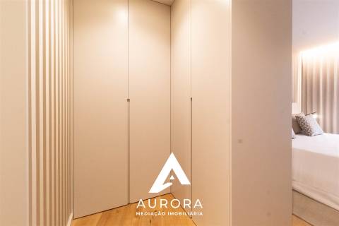 Apartamento T3 - 130m2 úteis - Garagem box - Varanda na sala (sul) 30m2