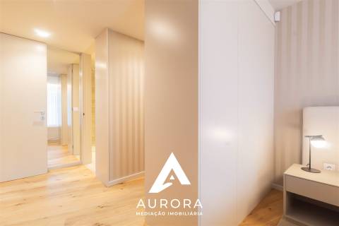 Apartamento T3 - 130m2 úteis - Garagem box - Varanda na sala (sul) 30m2