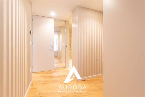 Apartamento T3 - 130m2 úteis - Garagem box - Varanda na sala (sul) 30m2