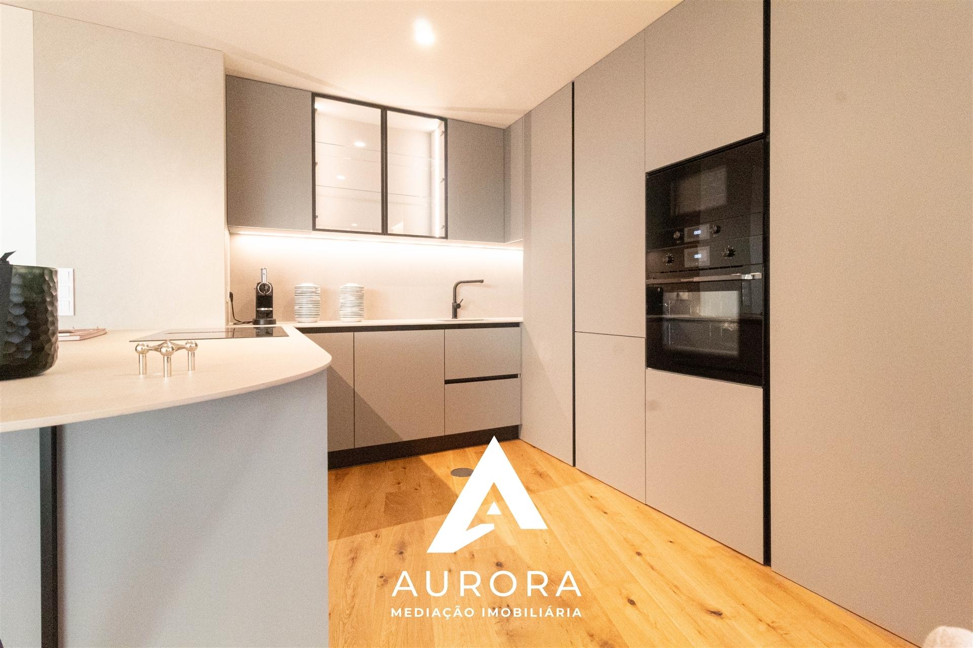 Apartamento T3 - 130m2 úteis - Garagem box - Varanda na sala (sul) 30m2