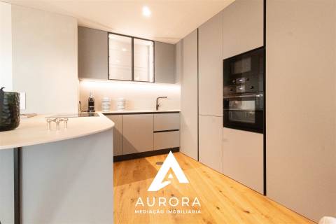 Apartamento T3 - 130m2 úteis - Garagem box - Varanda na sala (sul) 30m2