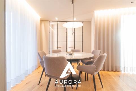 Apartamento T3 - 130m2 úteis - Garagem box - Varanda na sala (sul) 30m2