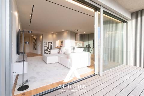 Apartamento T3 - 130m2 úteis - Garagem box - Varanda na sala (sul) 30m2