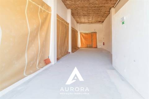 Loja para venda 227.4m2 área bruta centro da cidade de Espinho