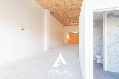 Loja para venda 227.4m2 área bruta centro da cidade de Espinho