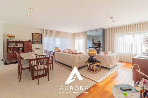 Apartamento T4 útlimo Piso Praia São Félix da Marinha como NOVO