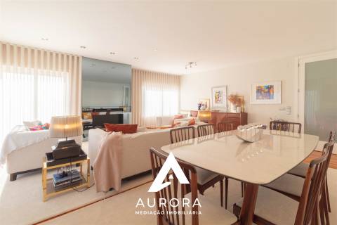 Apartamento T4 útlimo Piso Praia São Félix da Marinha como NOVO