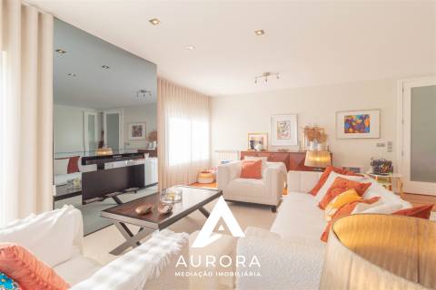 Apartamento T4 útlimo Piso Praia São Félix da Marinha como NOVO