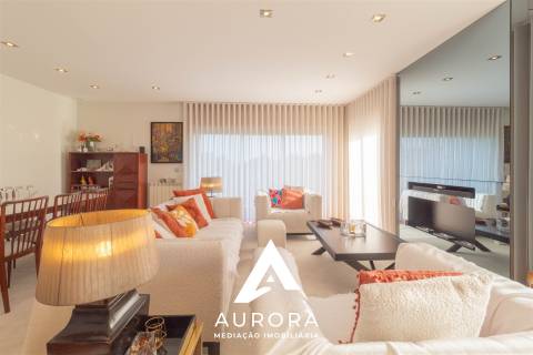 Apartamento T4 útlimo Piso Praia São Félix da Marinha como NOVO