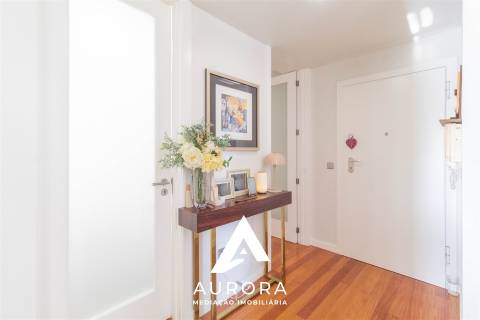 Apartamento T4 útlimo Piso Praia São Félix da Marinha como NOVO