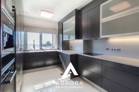 Apartamento T4 útlimo Piso Praia São Félix da Marinha como NOVO