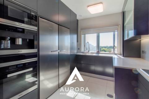 Apartamento T4 útlimo Piso Praia São Félix da Marinha como NOVO