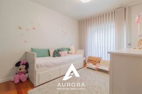 Apartamento T4 útlimo Piso Praia São Félix da Marinha como NOVO