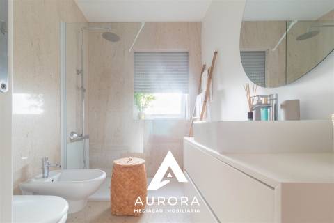 Apartamento T4 útlimo Piso Praia São Félix da Marinha como NOVO