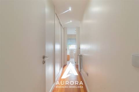 Apartamento T4 útlimo Piso Praia São Félix da Marinha como NOVO