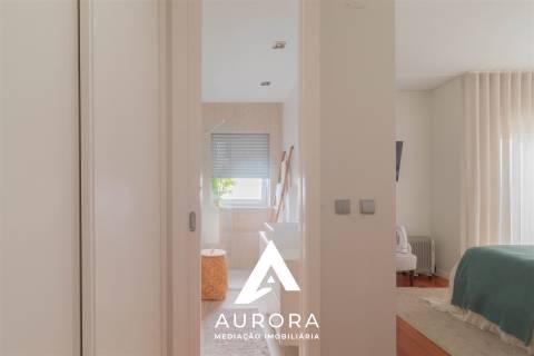 Apartamento T4 útlimo Piso Praia São Félix da Marinha como NOVO