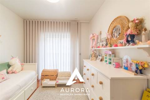 Apartamento T4 útlimo Piso Praia São Félix da Marinha como NOVO