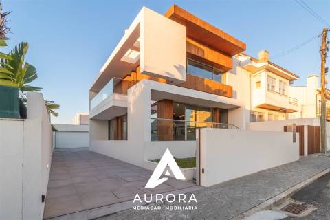 MORADIA T4+1 DE LUXO, PRAIA MADALENA, PORTO, COM PISCINA