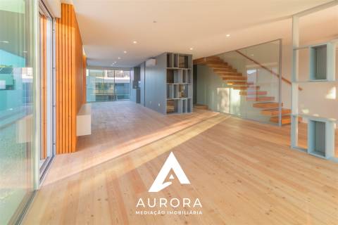 MORADIA T4+1 DE LUXO, PRAIA MADALENA, PORTO, COM PISCINA