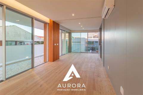 MORADIA T4+1 DE LUXO, PRAIA MADALENA, PORTO, COM PISCINA