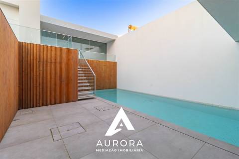 MORADIA T4+1 DE LUXO, PRAIA MADALENA, PORTO, COM PISCINA