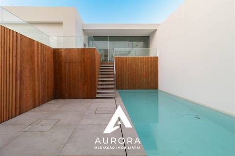 MORADIA T4+1 DE LUXO, PRAIA MADALENA, PORTO, COM PISCINA