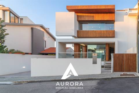 MORADIA T4+1 DE LUXO, PRAIA MADALENA, PORTO, COM PISCINA