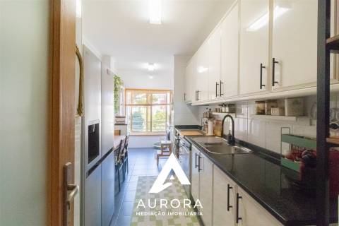 T3 Duplex com Terraço, Suite e Garagem Fechada – São Félix da Marinha