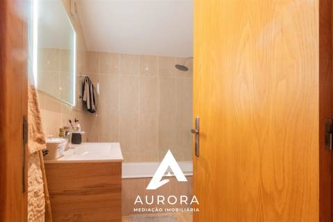 T3 Duplex com Terraço, Suite e Garagem Fechada – São Félix da Marinha